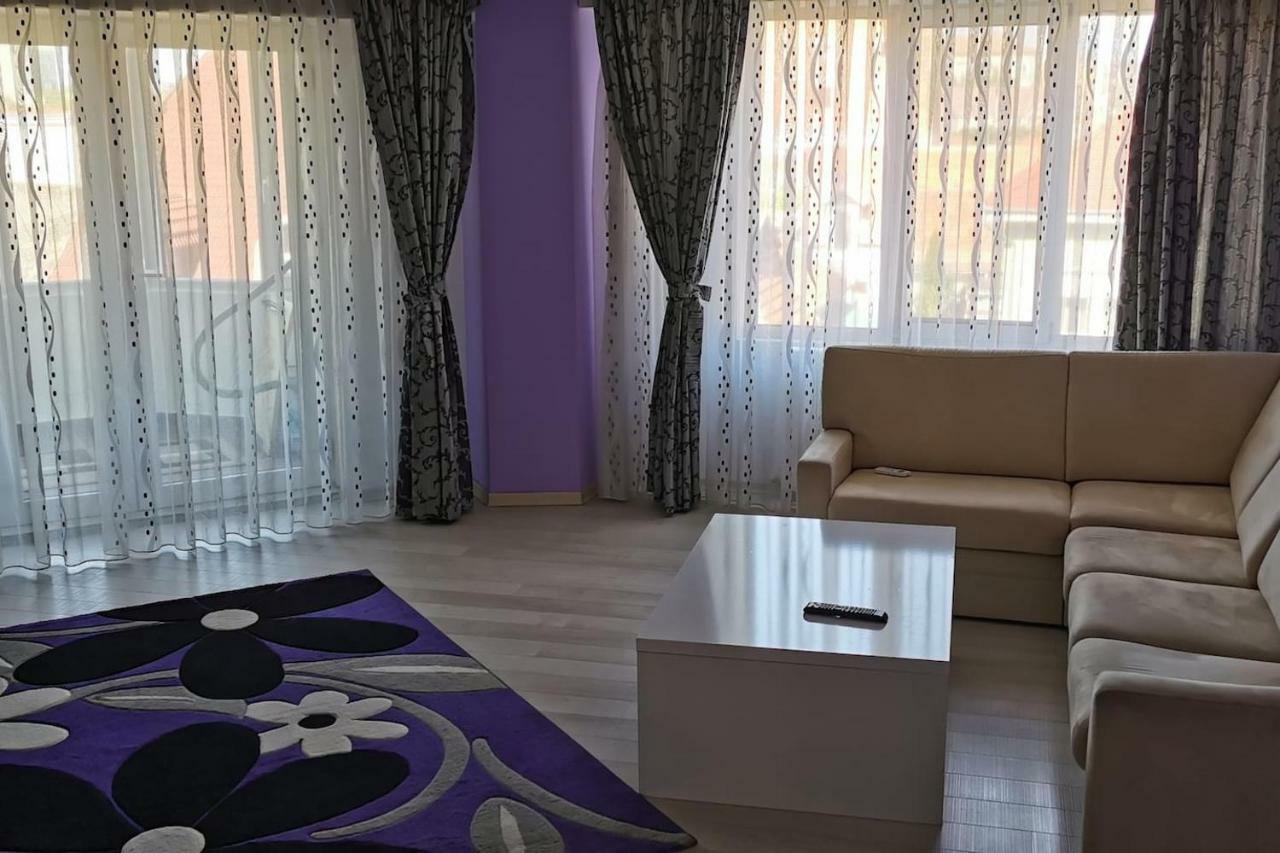 Luxury Apartment With Two Bedrooms And Large Living Room, 100 Square Meters, City Center ออราแด ภายนอก รูปภาพ